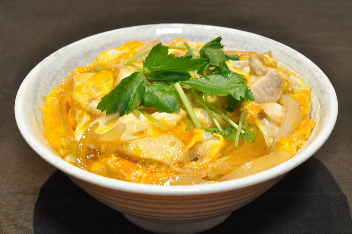 亲子丼,鸡肉与鸡蛋覆盖米饭