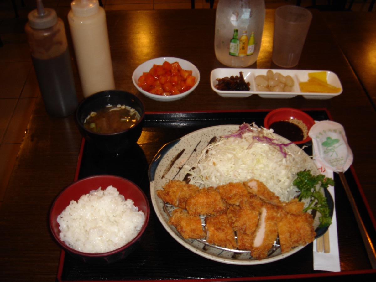 とんかつ:面包糠外衣,颗粒状酥脆